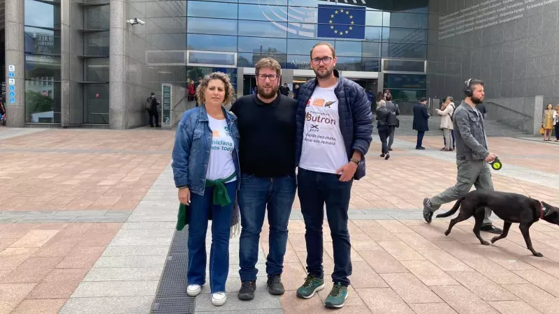 Gema Olivares, Miguel Urbán y José María Guerrero, en Bruselas.