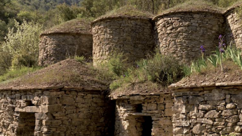 Les tines de pedra seca que queden al Bages