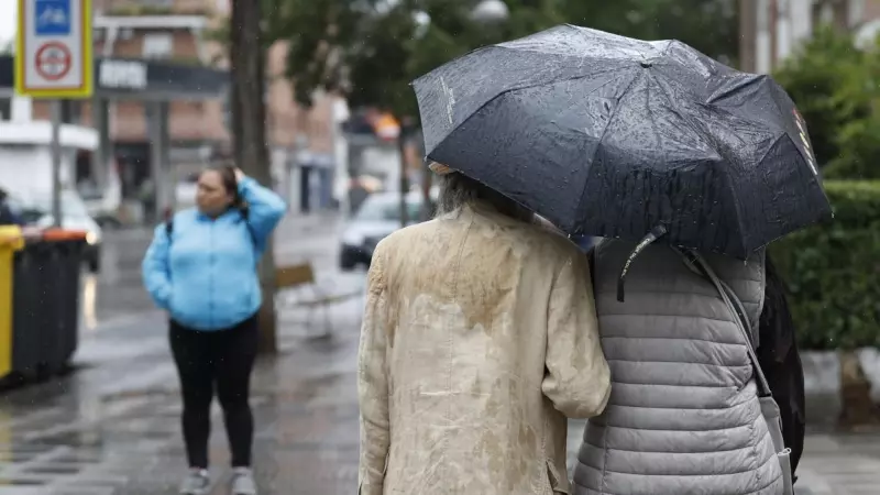 23/05/2023 - Una pareja se resguarda de las lluvias de este martes, que continuarán durante el resto de la semana especialmente en el este del país.