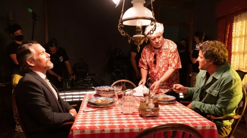 Pedro Almódovar junto a Ethan Hawk y Pedro Pascal en el rodaje de la película.