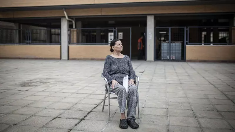Maricarmen Téllez, de 71 años y enferma del riñón, en el portal del edificio que ocupa desde 2017 en Móstoles, amenazado de desalojo.