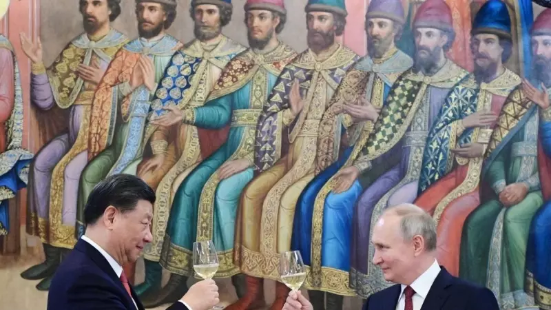 El presidente ruso, Vladimir Putin, y el presidente chino, Xi Jinping, brindan durante una recepción tras sus conversaciones en el Kremlin el 21 de marzo de 2023, en Moscú.