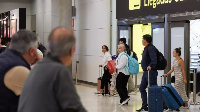 Un grupo de personas a su salida de la puerta de llegadas de la terminal T4 del aeropuerto de Adolfo Suárez-Madrid Barajas, a 2 de mayo de 2023, en Madrid.