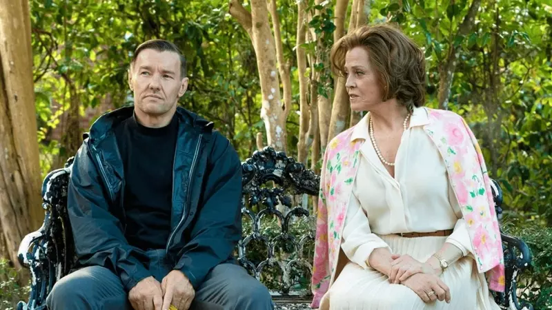 Joel Edgerton y Sigourney Weaver en una escena de la película 'El maestro jardinero' de Paul Schrader. — CEDIDA