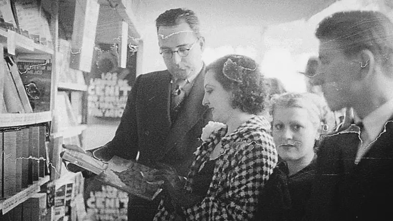Rafael Giménez Siles, en la Feria del Libro de Madrid, en 1935.