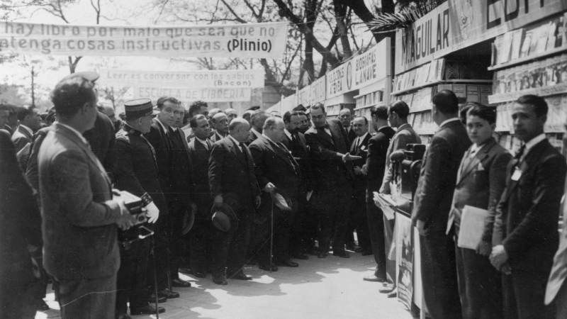 Rafael Giménez Siles, con varias autoridades, en la primera Feria del Libro de Madrid, en 1933.