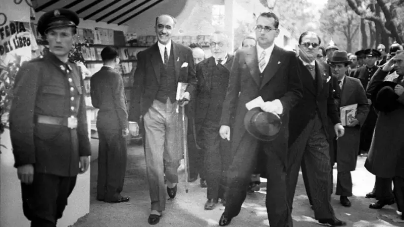 Rafael Giménez Siles, con el ministro Ramón Prieto, en la Feria del Libro de Madrid, en 1935.