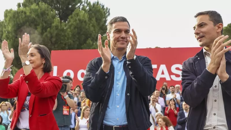 El presidente del Gobierno, Pedro Sánchez (c), participa este jueves en un acto electoral en apoyo al candidato socialista a presidir la Comunidad de Madrid, Juan Lobato (d), y la candidata a la alcaldía de Madrid, Reyes Maroto