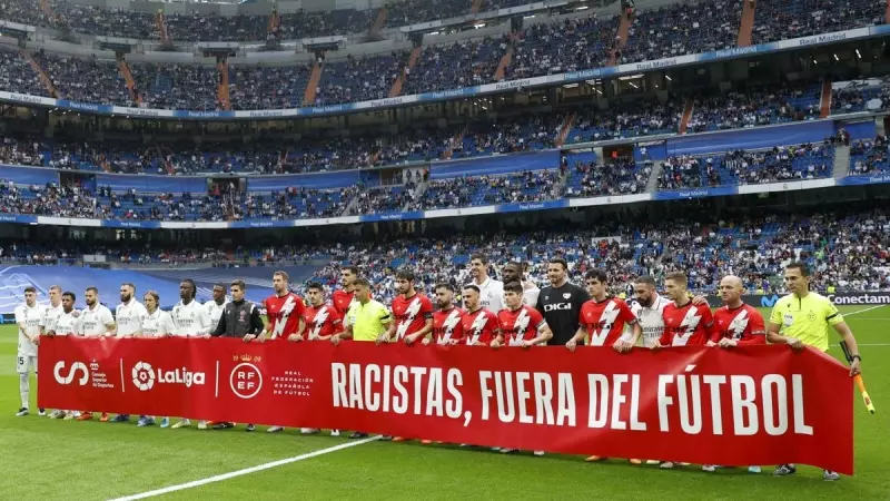 otografía de una pancarta de apoyo a Vinícius Jr. en un acto con motivo de los casos de racismo ocurridos en el partido anterior ante el Valencia este miércoles, previo al partido de LaLiga entre el Rayo Vallecano y el Real Madrid, en el estadio Santiago