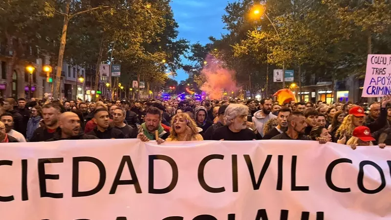 Participants en una manifestació pel centre de Barcelona contrària a les ocupacions.