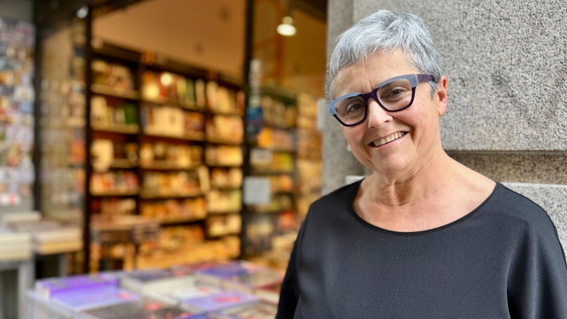 26/05/2023 - Eva Orúe, primera mujer en ocupar el cargo de directora de la Feria del Libro de Madrid, junto al escaparate de una librería, a 18 de mayo.