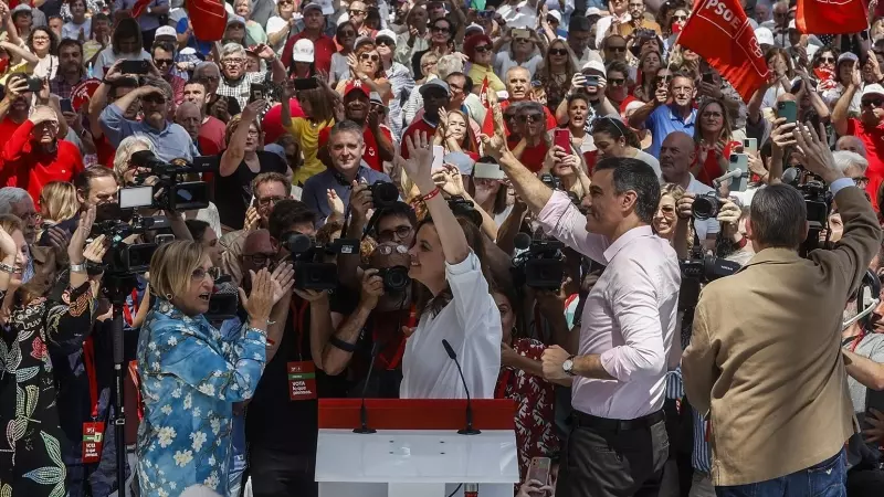 La candidata del PSPV al Ayuntamiento de Valencia y actual vicealcaldesa, Sandra Gómez, y el secretario general del PSOE y presidente del Gobierno, Pedro Sánchez.