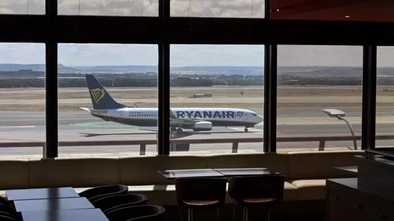 Un avión Boing 737-8AS de Ryanair Airlines en la pista del aeropuerto Adolfo Suárez Madrid Barajas.