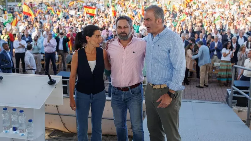 La candidata de VOX a la Presidencia de la Comunidad de Madrid, Rocío Monasterio, el líder de VOX, Santiago Abascal, y el candidato de Vox a la Alcaldía de Madrid, Javier Ortega Smith.