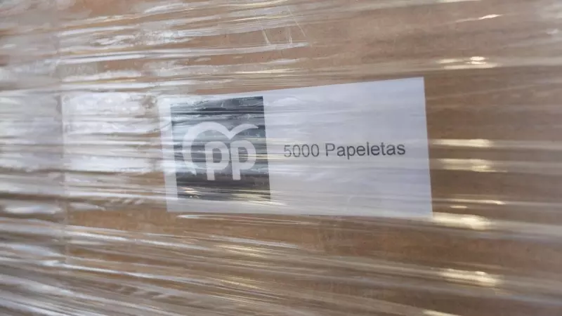 Un caja empaquetada con 5000 papeletas del PP en el centro logístico electoral de la Delegación del Gobierno.