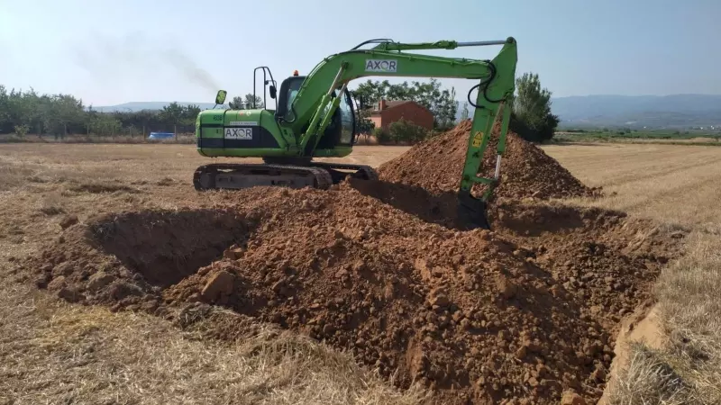 Una máquina excavadora hace una zanja en Corera (La Rioja)