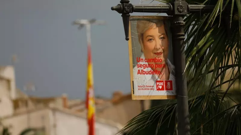 Un cartel de la candidata a la Alcaldía de la localidad, a 25 de mayo de 2023, en Albudeite, Región de Murcia.