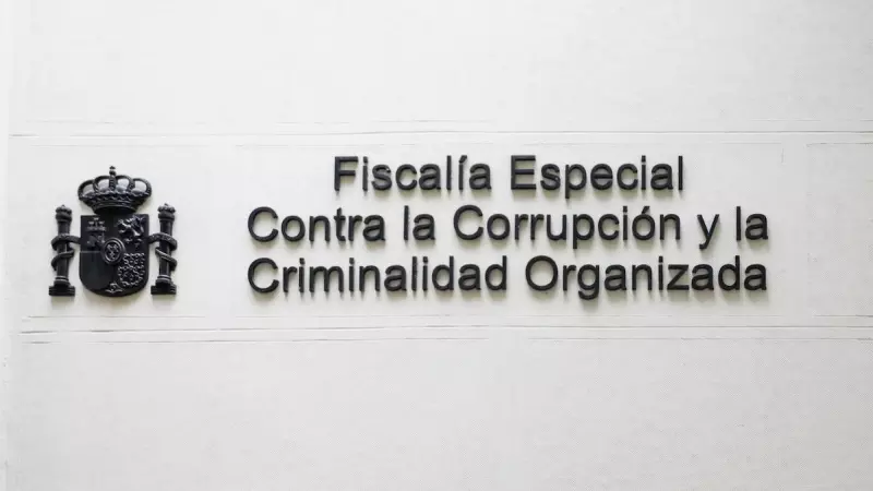 Letrero junto a la puerta principal del edificio de la Fiscalía Anticorrupción en la Calle Manuel Silvela, Nº4 de Madrid, en la que se lee 'Fiscalía Especial Contra la Corrupción y la Criminalidad Organizada'.