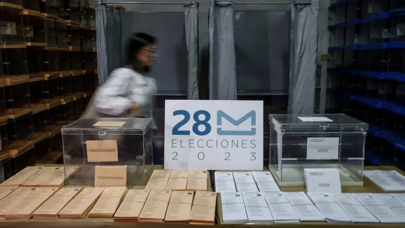 Una persona junto a papeletas electorales para las próximas elecciones municipales del 28 de mayo.