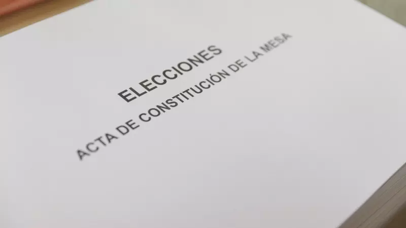 Acta de Constitución de la mesa para las elecciones, en el centro logístico electoral, a 12 de mayo de 2023, en Alcalá de Henares.