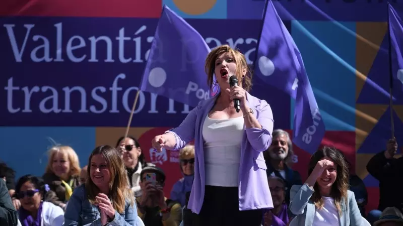 La presidenta de la Federación de la Plataforma Trans y candidata al Ayuntamiento de Madrid por Podemos, Mar Cambrollé, en la Plaza Pedro Zerolo, a 13 de mayo, en Madrid.