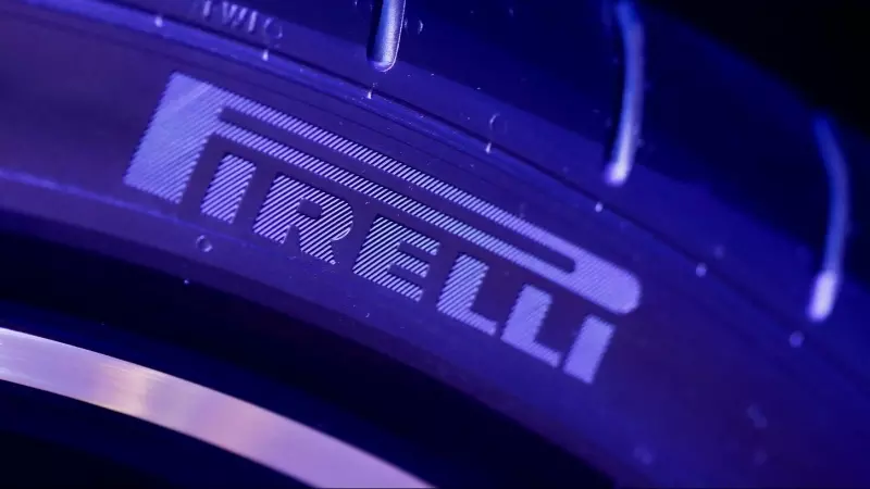 El logo de Pirelli en un neumático en la Feria del Automóvil de Munich de 2021. REUTERS/Wolfgang Rattay