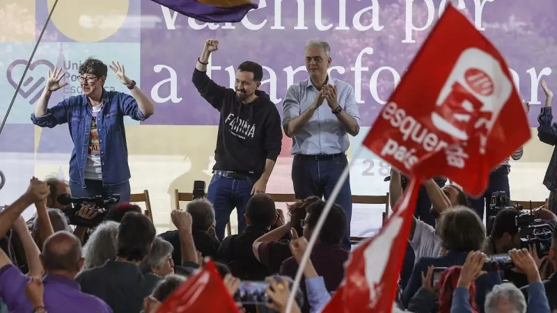 Pablo Iglesias junto a Pilar Lima y Héctor Illueca en un acto de cierre de campaña de Unides Podem-Esquerra Unida, a 26 de mayo de 2023, en València.