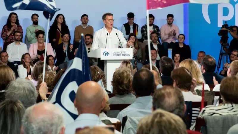 Alberto Núñez Feijóo interviene durante un acto de cierre de campaña electoral del PP, en el Casino Primitivo, a 26 de mayo de 2023, en Albacete.