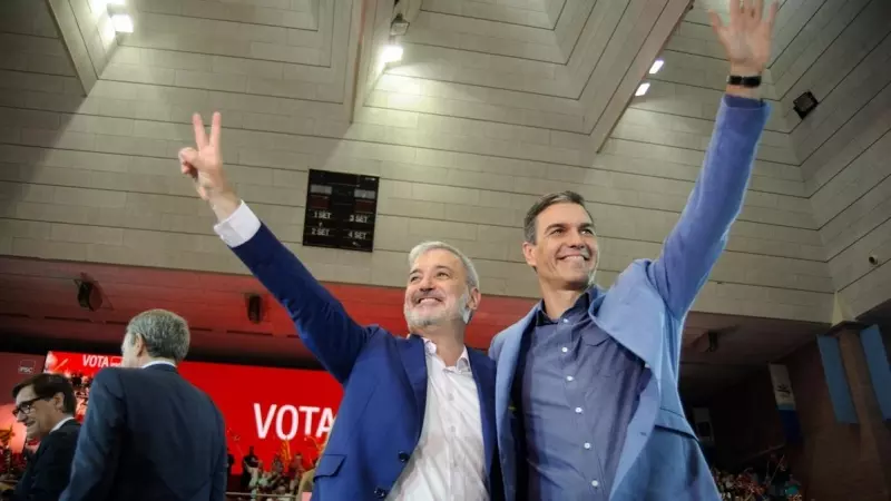 Pedro Sánchez y Jaume Collboni durante el acto de final de campaña electoral del PSC, a 26 de mayo de 2023, en Barcelona.