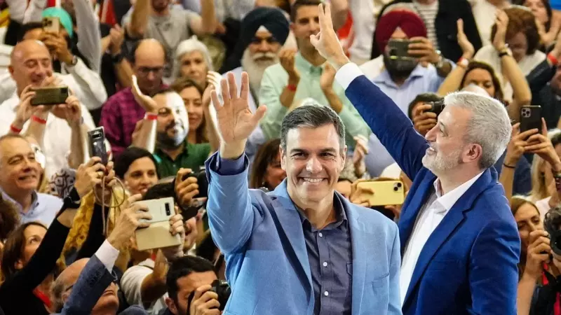 El presidente del Gobierno, Pedro Sánchez, y el alcaldable del PSC en Barcelona, Jaume Collboni (d), durante el acto de cierre de campaña de las elecciones del 28M. EFE/Enric Fontcuberta