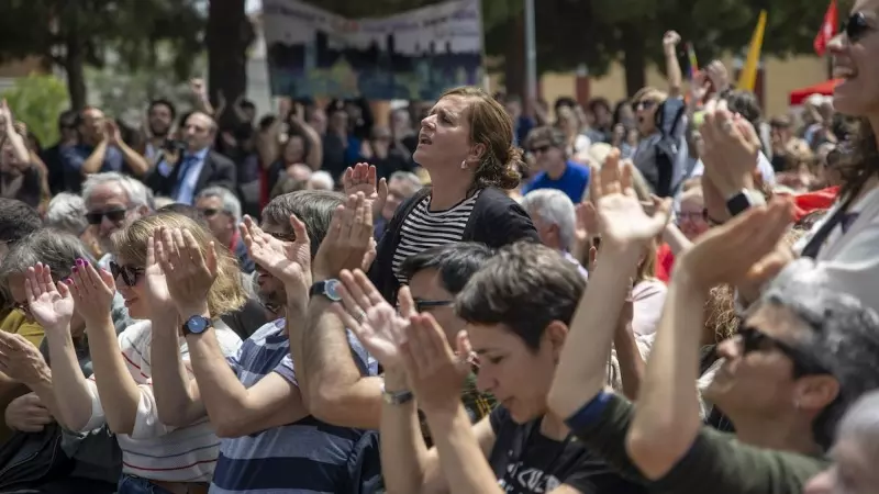 Asistentes aplauden en un mitin de BComú, en el Mirador del Carmel, a 20 de mayo de 2023, en Barcelona.