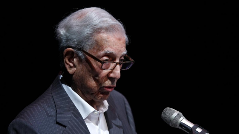 El escritor peruano Mario Vargas Llosa, Nobel de Literatura 2010, habla hoy durante la inauguración de la V Bienal que lleva su nombre, en la ciudad de Guadalajara, Jalisco (México).
