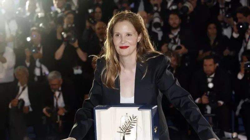 La directora francesa Justine Triet, ganadora de la Palma de Oro por la película 'Anatomie d'une Chute' ('Anatomía de una caída'), posa durante el photocall de los Galardonados en la Clausura Ceremonia del Festival de Cannes.