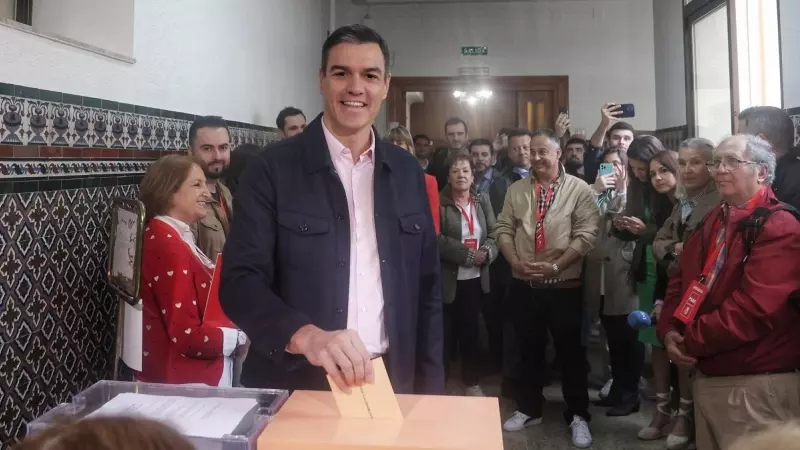 El presidente del Gobierno, Pedro Sánchez, ejerce su derecho al voto en el Colegio de Nuestra Señora del Buen Consejo, a 28 de mayo de 2023, en Madrid