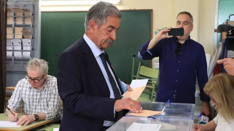 El presidente de Cantabria y candidato del PRC a la reelección, Miguel Ángel Revilla ejerce su derecho al voto en el colegio Fernando de los Ríos, en Astillero