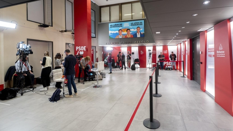 Los equipos de prensa esperan al seguimiento de la jornada electoral en la sede federal del PSOE, a 28 de mayo de 2023, en Madrid.
