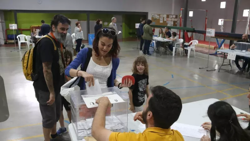 Una família que ha anat a votar al col·legi Fedac de Lleida