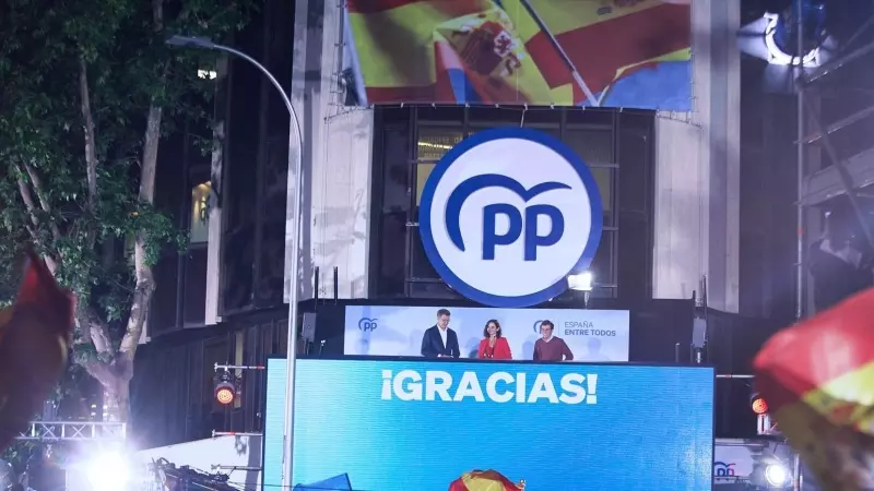 Alberto Núñez Feijóo, Isabel Díaz Ayuso y José Luis Martínez Almeida celebran la victoria del PP en el balcón de la sede de la calle Génova