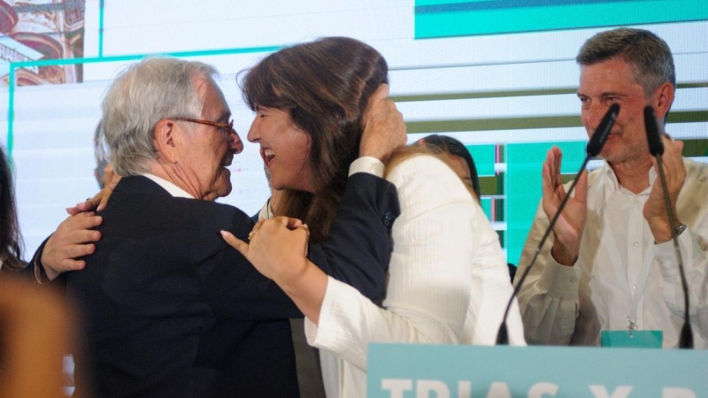 Xavier Trias se abraza con Laura Borràs en la sede de JuntsxCat, a 28 de mayo de 2023, en Barcelona.