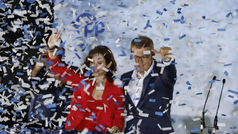 28/05/2025 - La presidenta de la Comunidad de Madrid, Isabel Díaz Ayuso, y el presidente del PP Alberto Núñez Feijóo saludan a los simpatizantes desde el balcón de Génova tras conocer los resultados electorales en Madrid.
