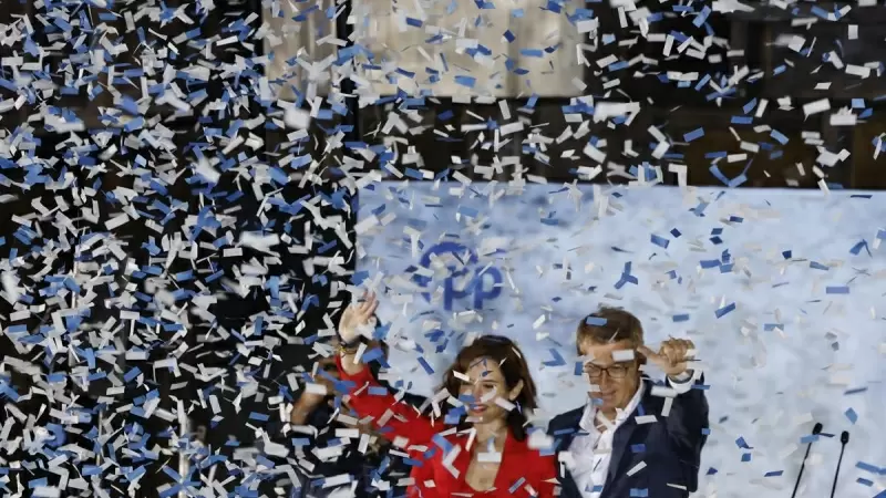28/05/2025 - La presidenta de la Comunidad de Madrid, Isabel Díaz Ayuso, y el presidente del PP Alberto Núñez Feijóo saludan a los simpatizantes desde el balcón de Génova tras conocer los resultados electorales en Madrid.
