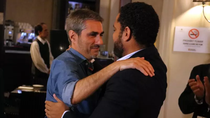 El candidat de Vox a l'alcaldia de Barcelona, Gonzalo de Oro, s'abraça amb el líder del partit a Catalunya, Ignacio Garriga.