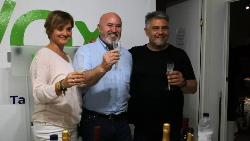 Francisco Javier Gómez, cap de llista de Vox a Tarragona, amb Judit Gómez i Jaume Duque, els números 2 i 3, respectivament, celebrant amb cava els resultats electorals del 28-M