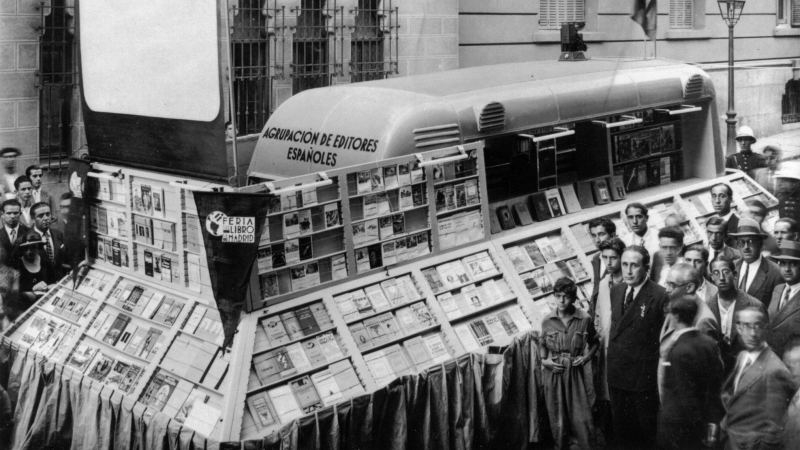 El camión de la Agrupación de Editores que llevó la Feria del Libro de Madrid a los pueblos de España.