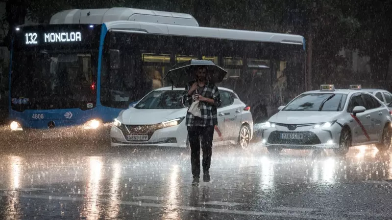 La lluvia obliga a cortar varias carreteras y líneas de metro en Madrid.