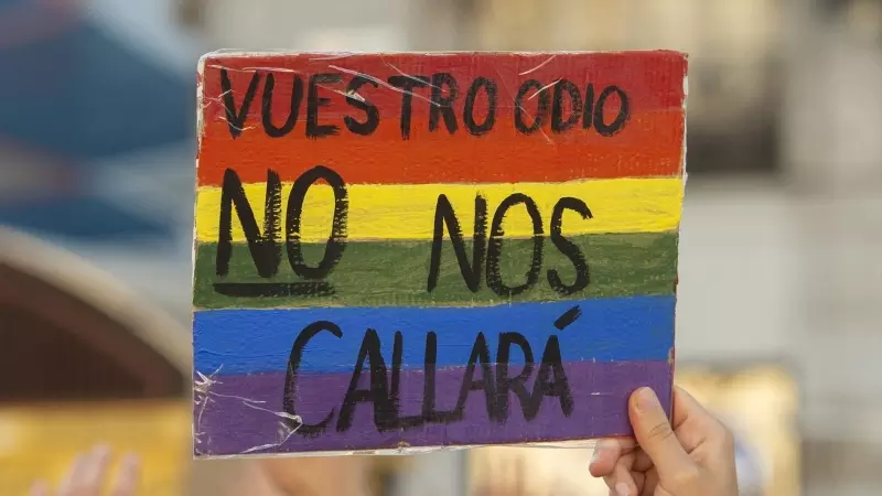 Un joven sostiene una pancarta contra las agresiones homófobas, a 5 de julio de 2021.