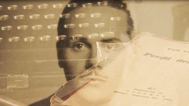 Fotograma de la película documental 'Luis Cernuda, el habitante del olvido' en el que aparece una fotografía de Luis Cernuda con el fondo de un libro y una máquina de escribir.