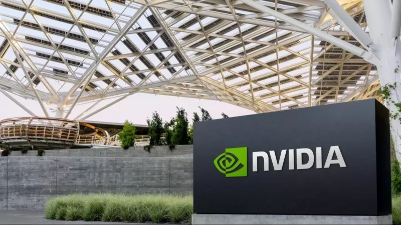 El logo de Nvidia a la entrada de la sede del fabricante de chips en Santa Clara (California, EEUU).