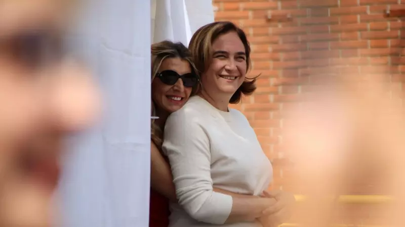 La vicepresidenta segona del govern espanyol, Yolanda Díaz, abraçada amb la candidata de BComú, Ada Colau, abans de l'inici d'un acte al Carmel