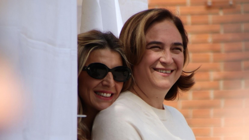 La vicepresidenta segona del govern espanyol, Yolanda Díaz, abraçada amb la candidata de BComú, Ada Colau, abans de l'inici d'un acte al Carmel